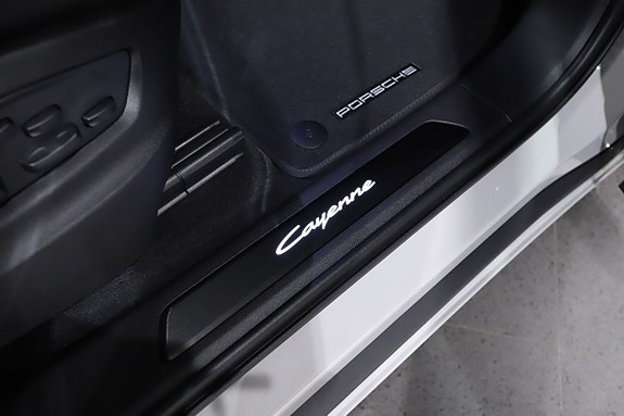 Porsche Cayenne 16 of 26