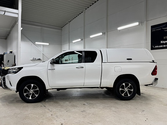 Toyota HiLux 2 of 5