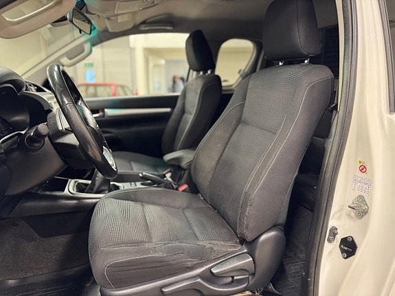 Toyota HiLux 25 of 25