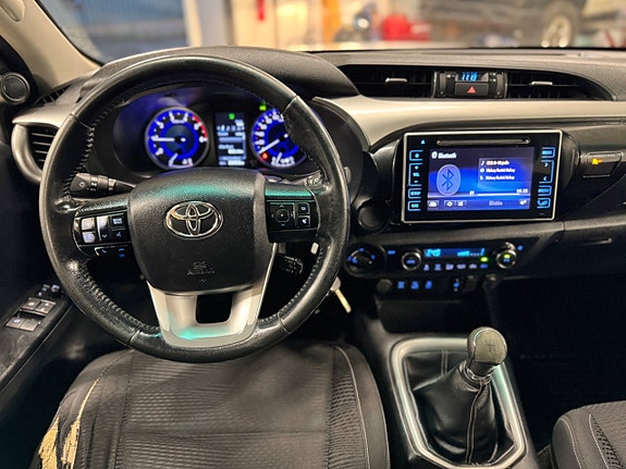 Toyota HiLux 9 of 25