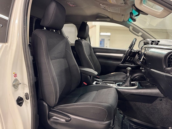 Toyota HiLux 10 of 25