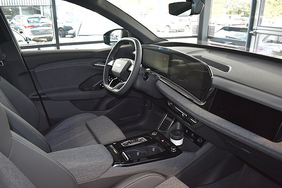 Audi Q6 e-tron 4 of 5