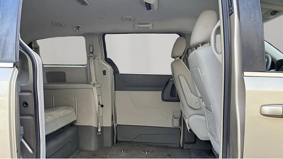 Chrysler Town & Country 7 of 7