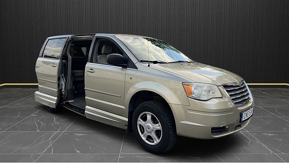 Chrysler Town & Country 3 of 5