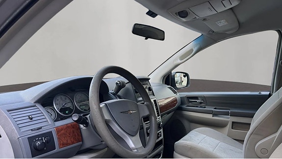 Chrysler Town & Country 6 of 7
