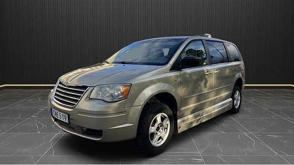 Chrysler Town & Country 2 of 5