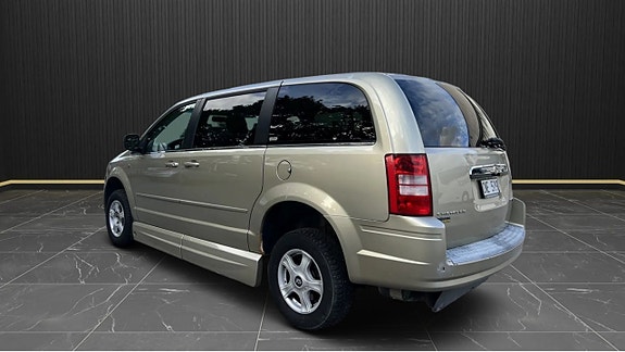 Chrysler Town & Country 4 of 5