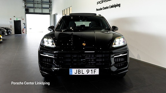 Porsche Cayenne 2 of 5