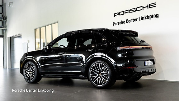 Porsche Cayenne 4 of 5