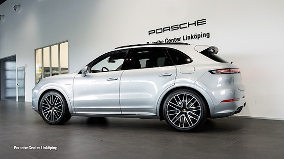Porsche Cayenne 4 of 5