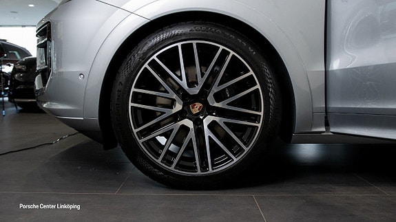 Porsche Cayenne 9 of 24