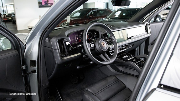 Porsche Cayenne 10 of 24