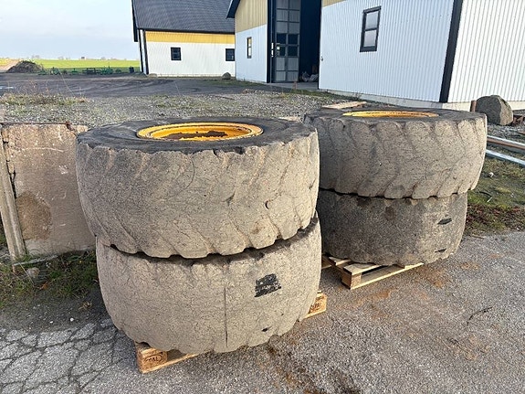 4 st punkteringsfria däck med fälg till Volvo L60H