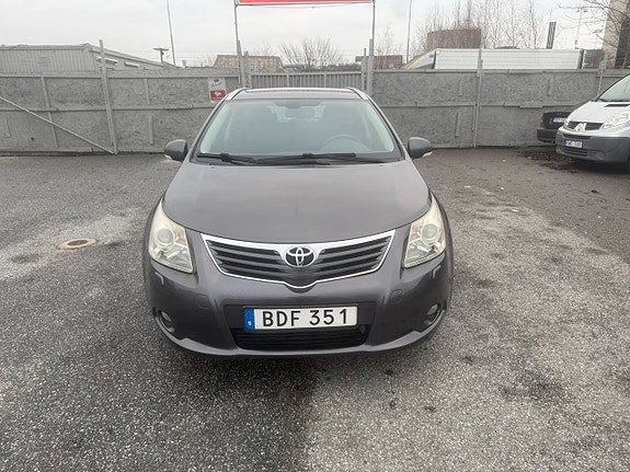Toyota Avensis 2 of 5