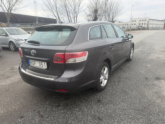 Toyota Avensis 4 of 5