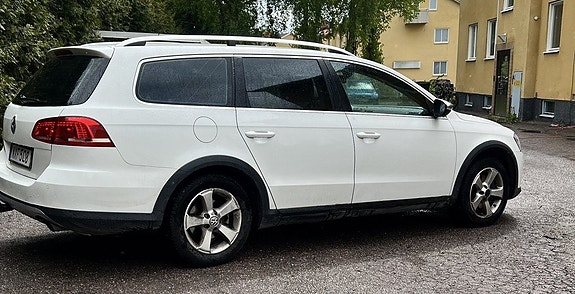 Volkswagen Passat Alltrack 3 of 5
