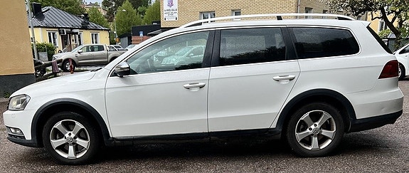 Volkswagen Passat Alltrack 2 of 5