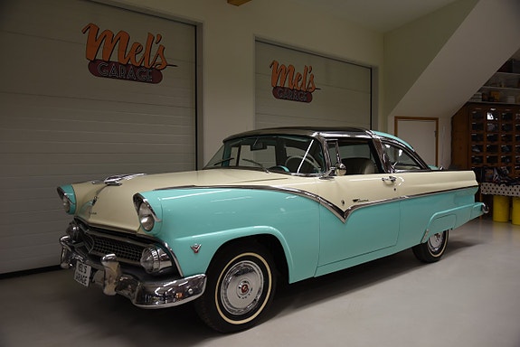 Ford Fairlane 2 of 5