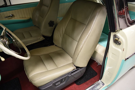 Ford Fairlane 22 of 30