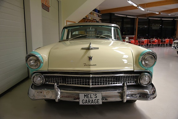 Ford Fairlane 3 of 5