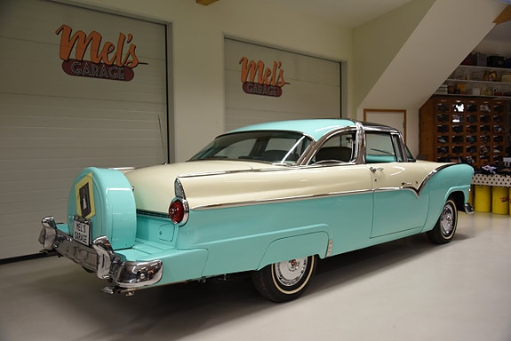 Ford Fairlane 8 of 30