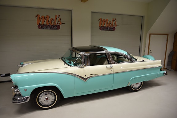 Ford Fairlane 13 of 30