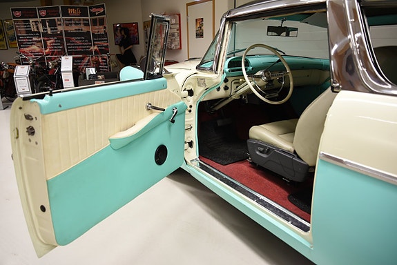 Ford Fairlane 20 of 30