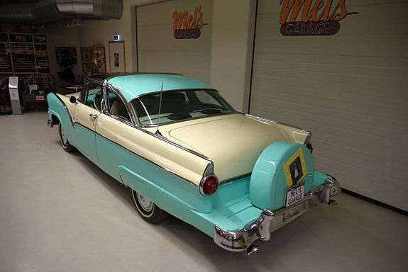 Ford Fairlane 10 of 30