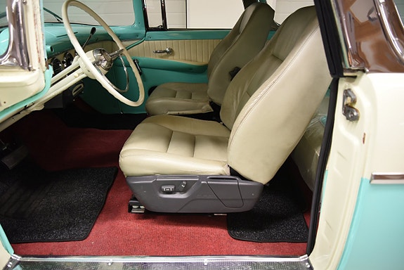 Ford Fairlane 21 of 30