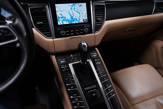 Porsche Macan 12 of 24