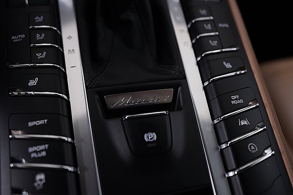 Porsche Macan 18 of 24