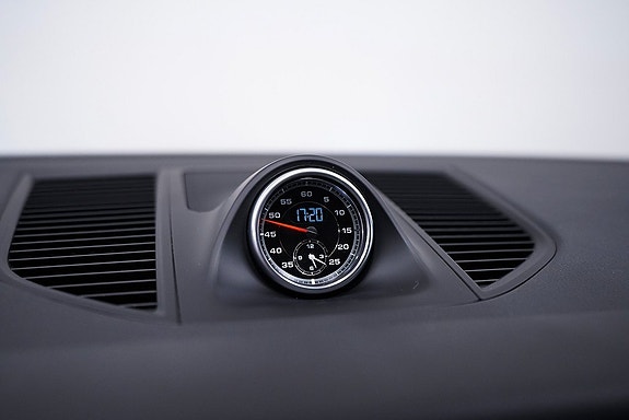 Porsche Macan 8 of 24