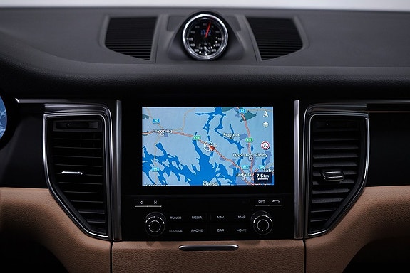 Porsche Macan 16 of 24