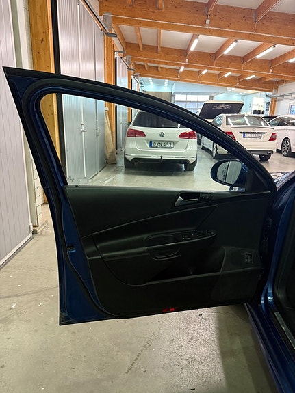 Volkswagen Passat 6 of 15