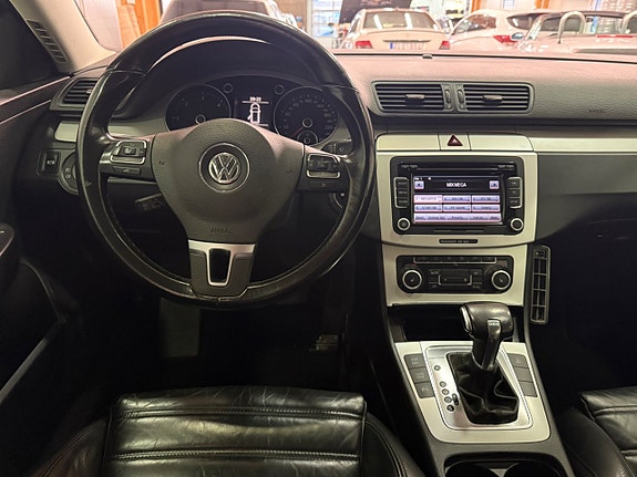 Volkswagen Passat 10 of 15