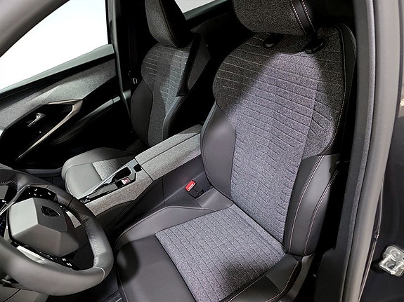 Peugeot e-3008 8 of 14
