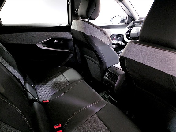 Peugeot e-3008 5 of 5