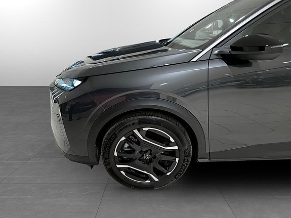 Peugeot e-3008 10 of 14