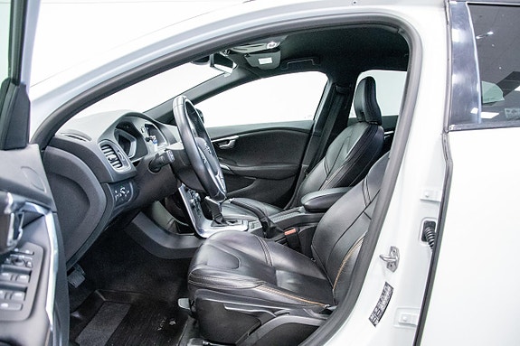 Volvo V40 Cross Country 10 of 26