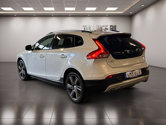 Volvo V40 Cross Country 3 of 5