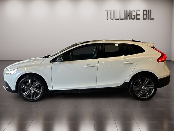 Volvo V40 Cross Country 2 of 5