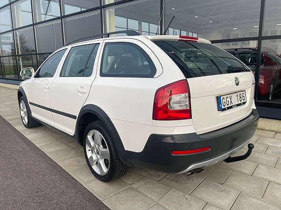 Skoda Octavia Scout 3 of 5