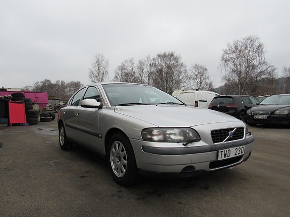 Volvo S60 4 of 5
