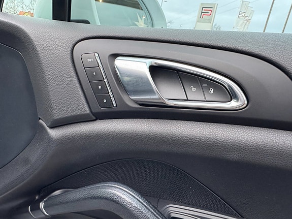 Porsche Cayenne 17 of 21