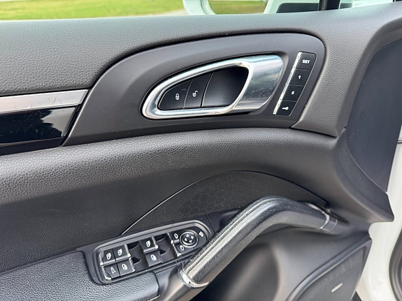 Porsche Cayenne 8 of 21
