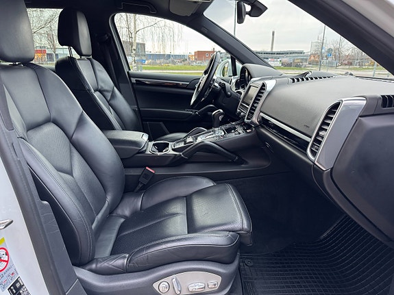 Porsche Cayenne 15 of 21