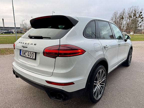 Porsche Cayenne 4 of 5