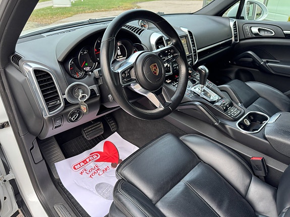 Porsche Cayenne 10 of 21