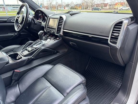 Porsche Cayenne 16 of 21