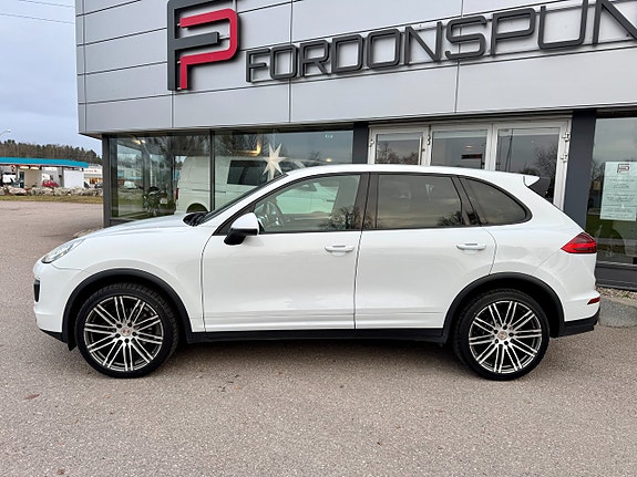 Porsche Cayenne 2 of 5